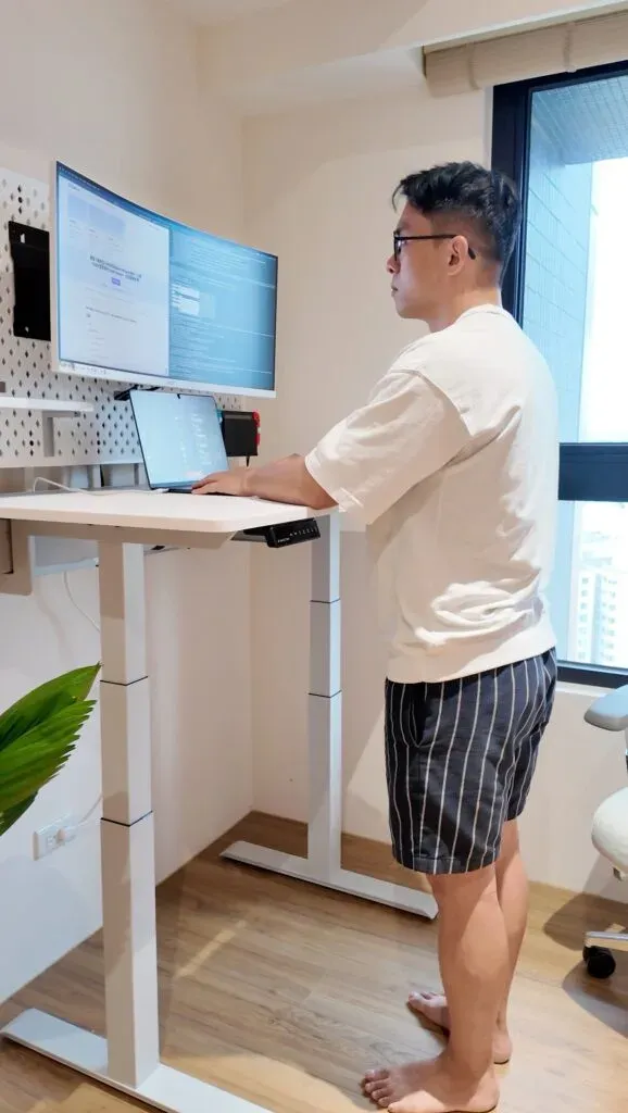 身高 173 cm，站姿桌高 115cm